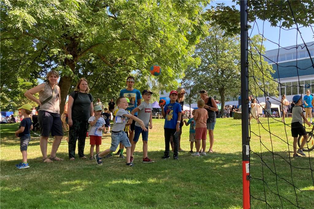 Zu sehen sind spielende Kinder, deren Eltern und weitere Besucher, die zur Eröffnung neuen Superspielplatz in Castrop-Rauxel gekommen sind.