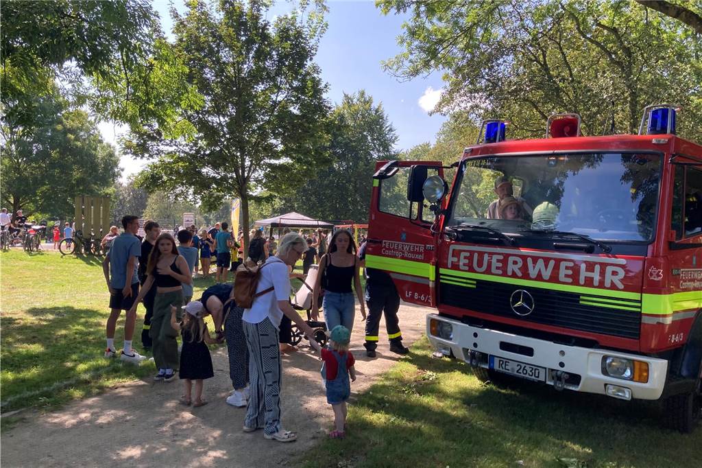 Zu sehen sind spielende Kinder, deren Eltern und weitere Besucher, die zur Eröffnung neuen Superspielplatz in Castrop-Rauxel gekommen sind.