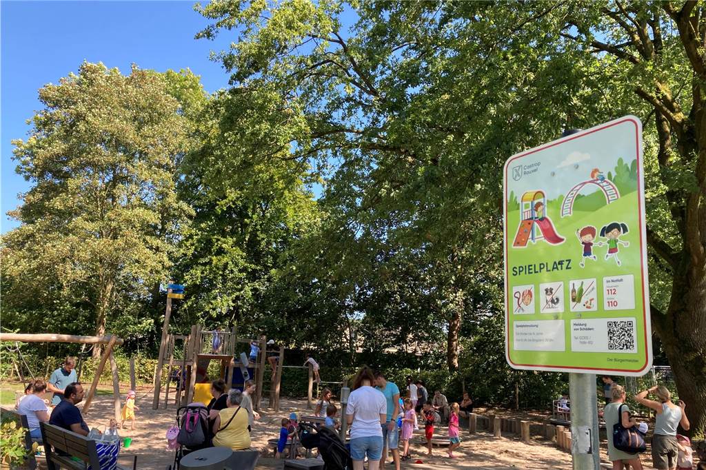 Zu sehen sind spielende Kinder, deren Eltern und weitere Besucher, die zur Eröffnung neuen Superspielplatz in Castrop-Rauxel gekommen sind.