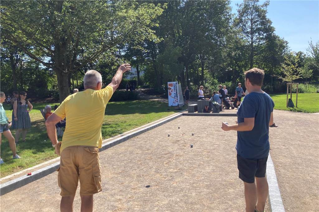 Zu sehen sind spielende Kinder, deren Eltern und weitere Besucher, die zur Eröffnung neuen Superspielplatz in Castrop-Rauxel gekommen sind.