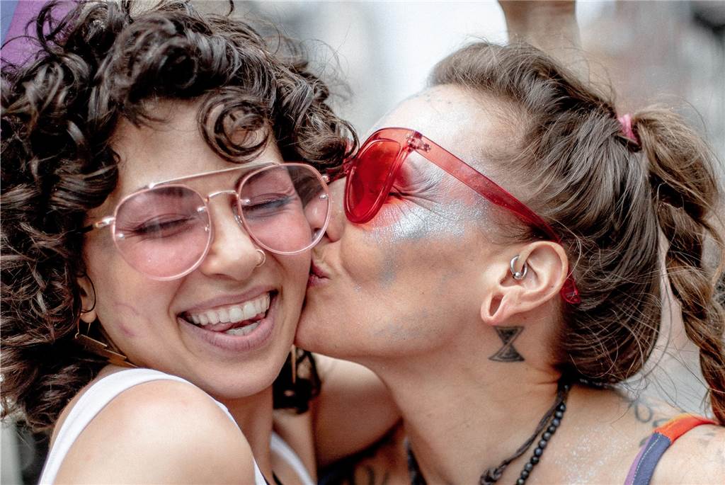 Homosexuelle ohne Szene: Auf dem platten Land ist die Partnersuche schwer Viel zu feiern gibt es in Unna für junge Homosexuelle nicht. Mit der Doppelherzparty in der Lindenbrauerei, die inzwischen Geschichte ist, hat sich eine letzte Instanz aus dem Unnaer Nachtleben verabschiedet.