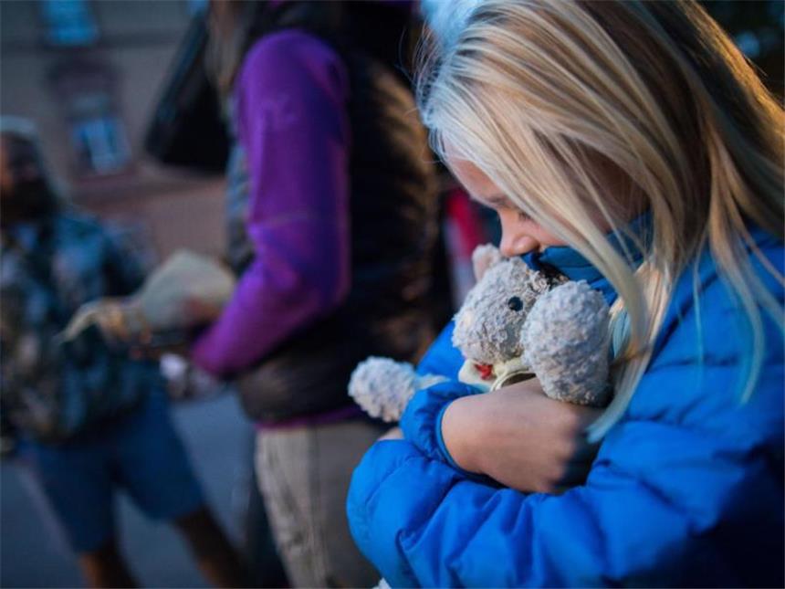 Bombe in Frankfurt trotz Hindernissen erfolgreich entschärft Viel zu früh: Die siebenjährige Lina wartet mit ihrem Kuscheltier am vollgepackten Auto. Foto: Frank Rumpenhorst