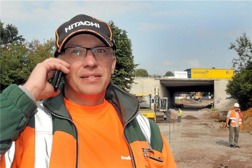 Wie die Brückenbaustelle Sölder Straße überwacht wird Viel zu koordinieren hat Bauüberwacher Carsten Freitag von Straßen NRW an seiner Brückenbaustelle Sölder Straße