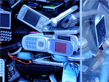 Viel zu schade für den Müll: In alten Mobiltelefonen stecken wertvolle Rohstoffe, die wiederverwertet werden können. Foto: Peter Steffen