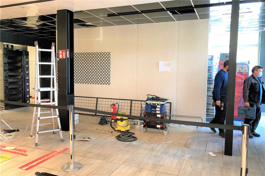 Bäckerei im Dortmunder Edeka baut um und erweitert ihr Sortiment Viel zu sehen ist von der neuen Einrichtung noch nicht. Am Freitag soll alles fertig sein.