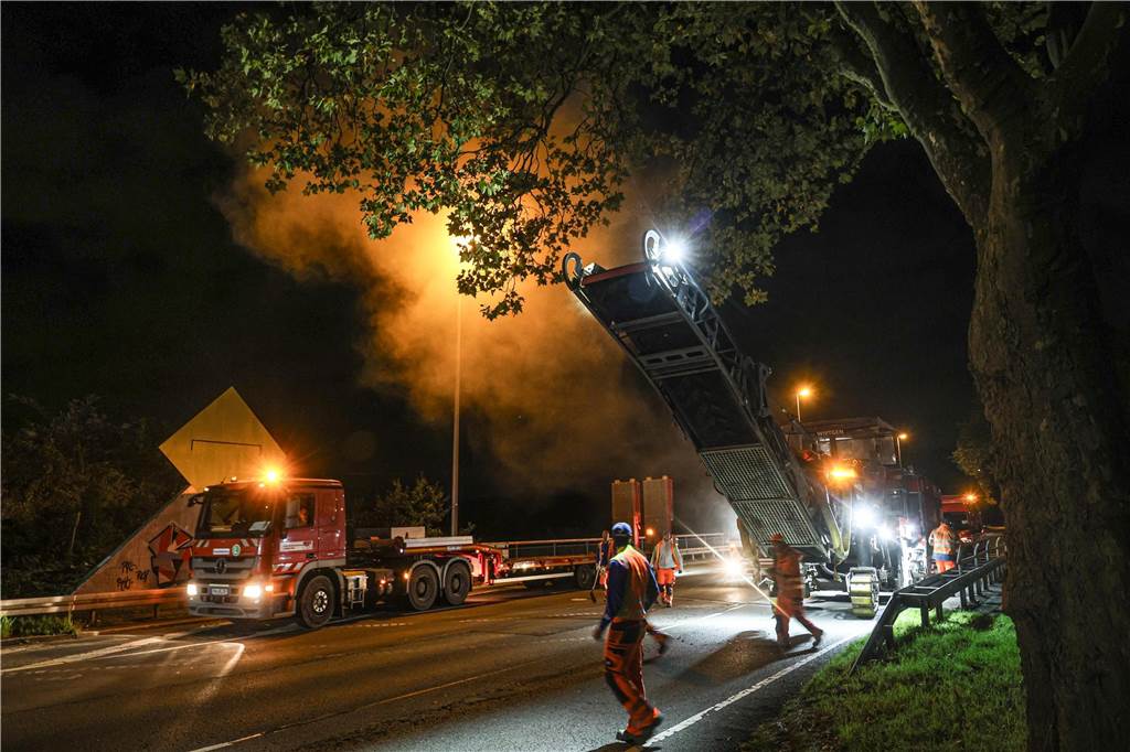 Viel zu tun: In vier Tagen sollen die Arbeiten auf der B1 beendet sein.