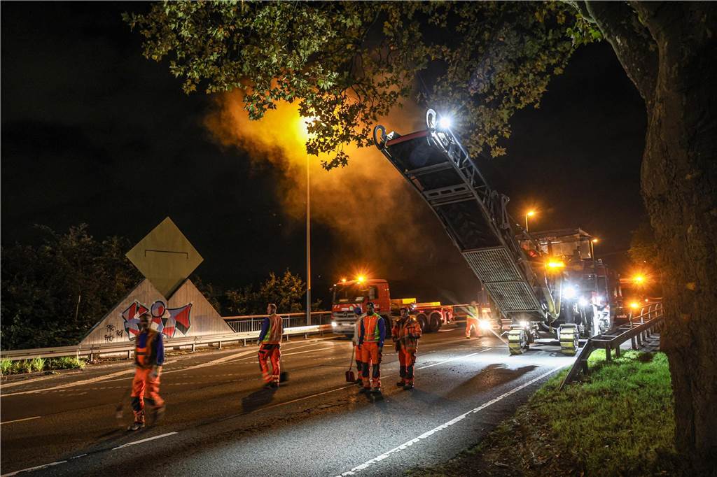 Viel zu tun: In vier Tagen sollen die Arbeiten auf der B1 beendet sein.