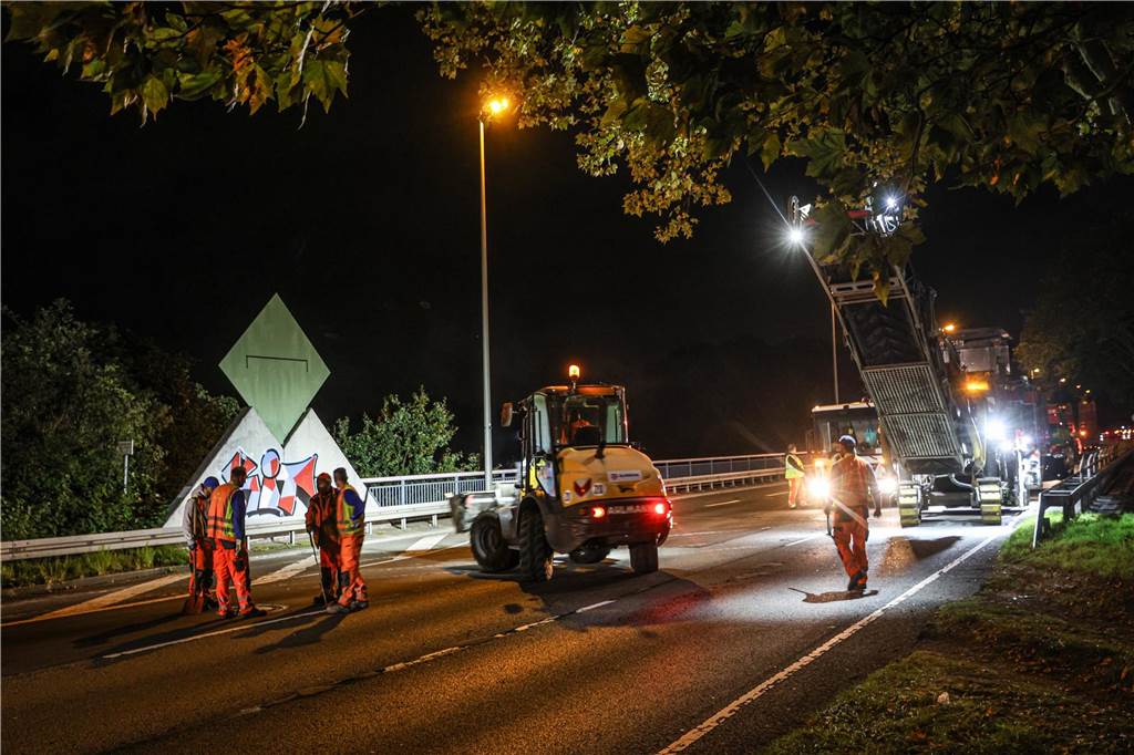 Viel zu tun: In vier Tagen sollen die Arbeiten auf der B1 beendet sein.