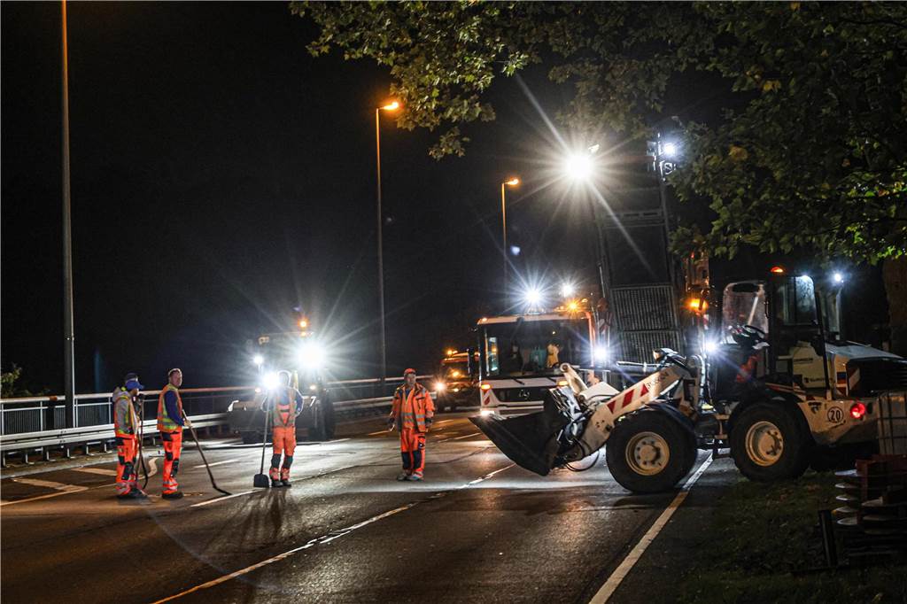 Viel zu tun: In vier Tagen sollen die Arbeiten auf der B1 beendet sein.