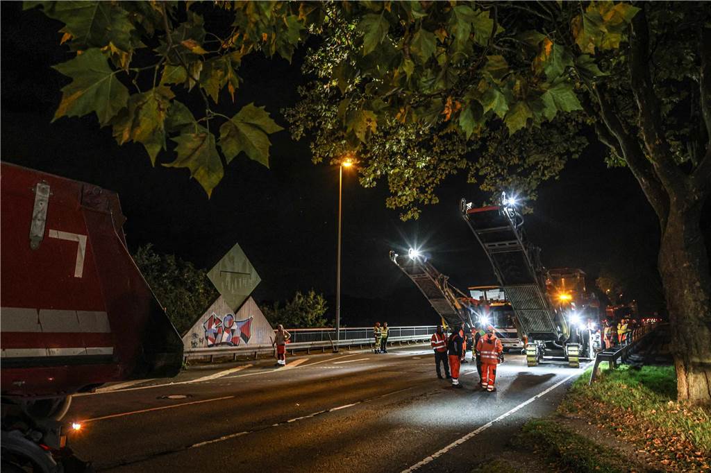 Viel zu tun: In vier Tagen sollen die Arbeiten auf der B1 beendet sein.