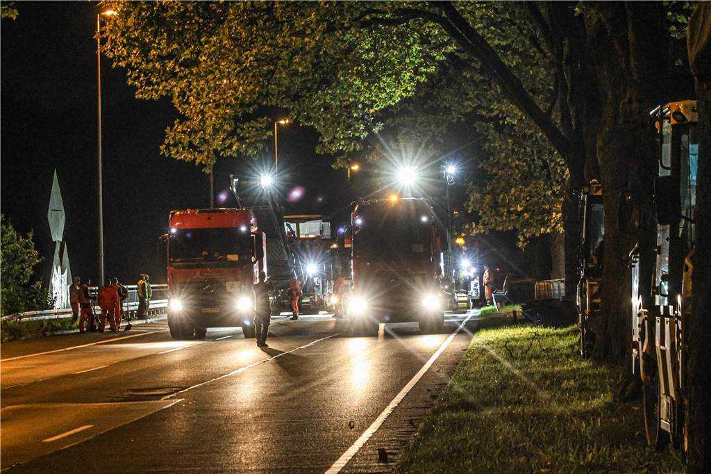 Viel zu tun: In vier Tagen sollen die Arbeiten auf der B1 beendet sein.
