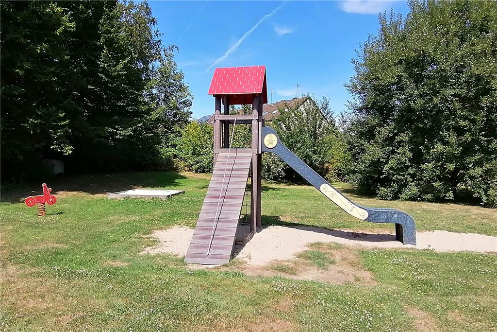 Dortmunder Kleingärtner setzen auf Familien: Für einen Spielplatz fehlt Geld Viel zu unattraktiv und zudem versteckt gelegen ist der derzeitige kleine Spielplatz hinter dem Vereinsheim.