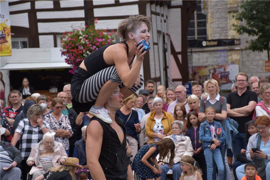 Straßenfestival in Werne 2024: Alle Infos auf einen Blick Eine Turnerin hockt auf den Schultern eines anderen.