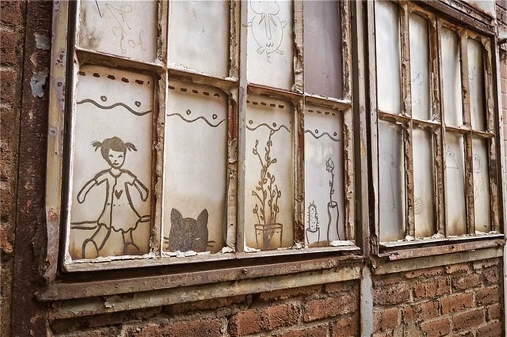 Die Stadt als Kunstgalerie: Streetart und Graffiti in NRW fenster mit zeichnungen