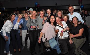 Viele alte Freunde trafen sich bei der Party wieder.