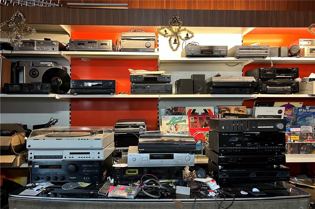 Trend geht zur Reparatur: Elektrobetrieb kümmert sich um defekte Geräte Viele alte Kassetten-, DVD- und Schallplattenspieler stapeln sich in den Regalen des Elektrofachmarkt Badenhausen.