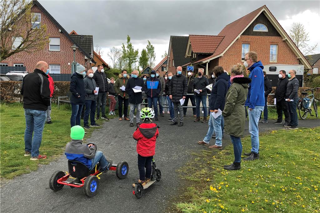 Was sich die Scharperloh-Einwohner für den großen Spielplatz wünschen Viele Anlieger des Spielplatzes im Wohngebiet Scharperloh waren am Mittwoch zum Ortstermin mit Vertretern von Kommunalpolitik und Verwaltung gekommen. Dort ging es um die Pläne für den „großen Spielplatz“ für den Ortsteil Südlohn.