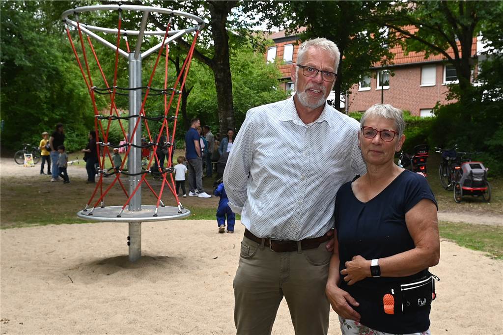 Wie ein Spielplatz in Dorsten in einer Gemeinschaftsaktion aufgemöbelt wurde (mit Video) Ehepaar auf Spielplatz