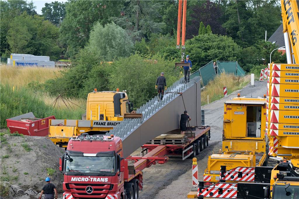 300 Tonnen Stahlträger für Lippebrücke zwischen Olfen und Ahsen Viele Arbeiter sind an der Montage der gewaltigen Stahlträger beteiligt.