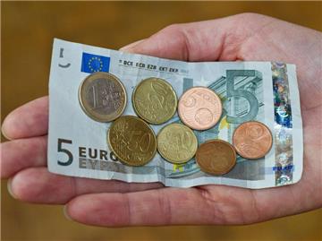 Viele Arbeitnehmer haben das Gefühl nicht mehr in der Lohntüte zu haben als vor zehn Jahren. Einer DIW-Studie gibt Ihnen recht. Foto: Patrick Pleul