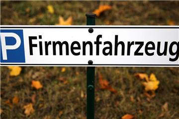 Viele Arbeitnehmer verwenden auch im privaten Bereich ein Firmenauto. Foto: Jan Woitas