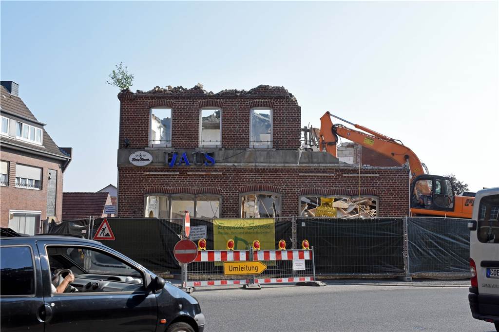 Abriss an der Schloßstraße: So wenig ist nur noch übrig vom Haus Westermann Viele Arbeitstage sind es für die Abriss-Profis nicht mehr, bis Haus Westermann Geschichte ist.