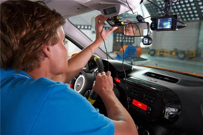 Test: Gute Dashcams gibt es noch nicht Viele auf dem Markt verfügbaren Dashcams weisen wesentliche Schwächen auf. Foto: Uwe Rattay/ADAC