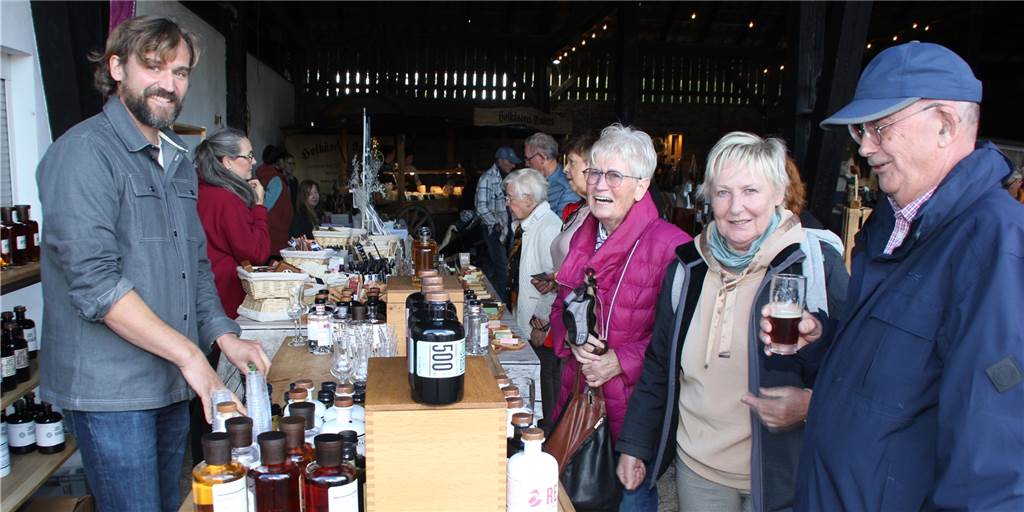 Herbstmarkt bei Giesebrecht: Tausende Besucher kamen nach Niederaden An einem Verkaufsstand auf dem Herbstmarkt bei Giesebrecht schauen sich Besucher Korn aus der Brennerei Ehringhausen an.