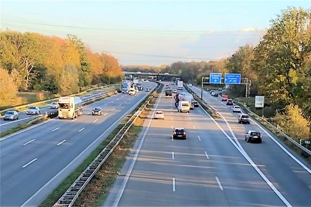 Krasses Video: Notfall-Sanitäter filmt Rückwärts-Fahrer auf der A2 Viele Autofahrer auf der A2 mussten dem skrupellosen Rückwärtsfahrer ausweichen.