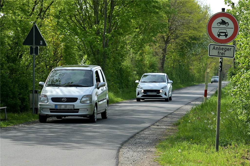 Johannes Pieper (42) ärgert sich: Verkehrssünder erhalten kein Bußgeld Viele Autofahrer halten sich nicht an das Durchfahrverbot.