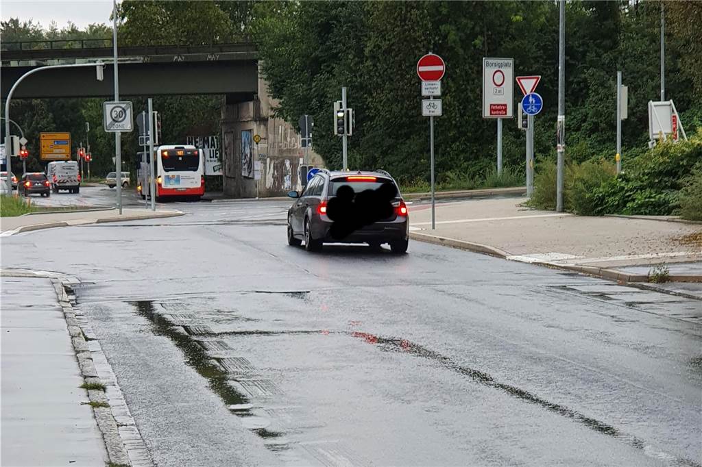 1,7 Kilometer Umweg statt wenige Meter: Anwohner wollen Sperrung nicht hinnehmen Viele Autofahrer missachten das Durchfahrtverbot der Rüschebrinkstraße, die zur reinen Busschleuse erklärt worden ist