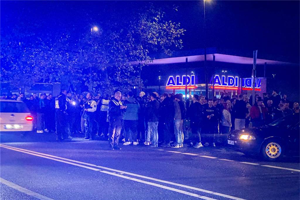 Nach Eskalation beim Tuner-Treffen: Polizei will hart durchgreifen Viele der Autofreunde versammelten sich zu später Stunde am Straßenrand des Westrings. Hier spielte sich das meiste polizeiliche Geschehen ab. Ihre Autos hatten sie auf dem Parkplatz des Einkaufszentrums abgestellt.