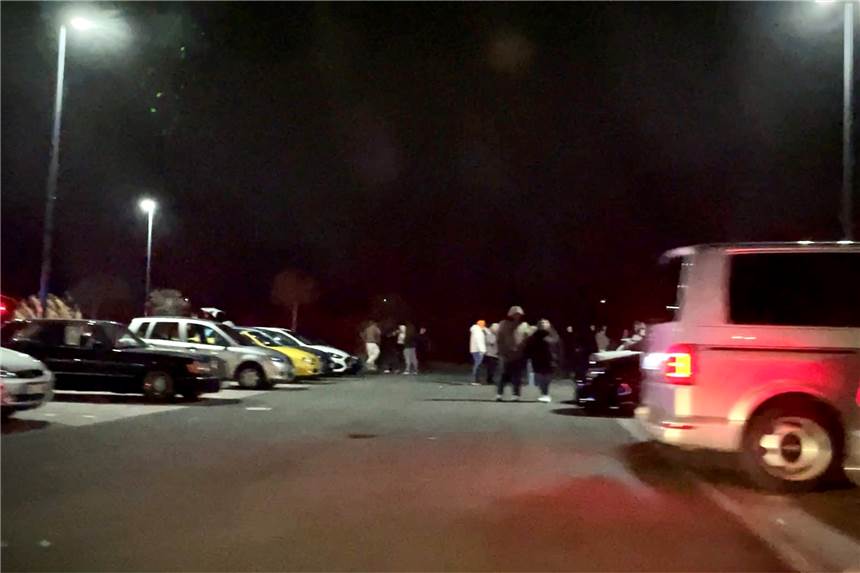 Wieder über 100 Autos bei Autotreffen am Westring - Polizei vor Ort Viele Autos für einen Parkplatz, der von geschlossenen Geschäften umgeben ist: Am Westring-Center trafen sich nun den dritten Samstagabend in Folge Hunderte junge Leute.