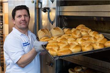 Viele Bäckereien bieten auch an den Weihnachtstagen frische Brötchen und Gebäck an. So wie Zakarel Kappelhoff mit seinem Team in Stadtlohn.