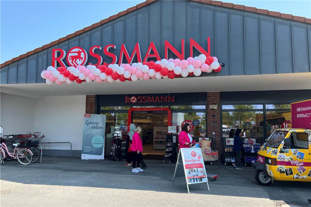 Zwei Neueröffnungen: Tedi und Rossmann beleben Husener Einkaufszentrum Viele Ballons schmückten die neue Rossmann-Filiale am Montag (5.6.) zur Neueröffnung