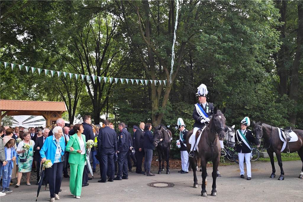 Viele befreundete Vereine aus Alstätte und Umgebung sind zum Jubiläum des Schützenvereins Schmäinghook gekommen. Alleine 15 Kutschen fuhren durch den Ort.