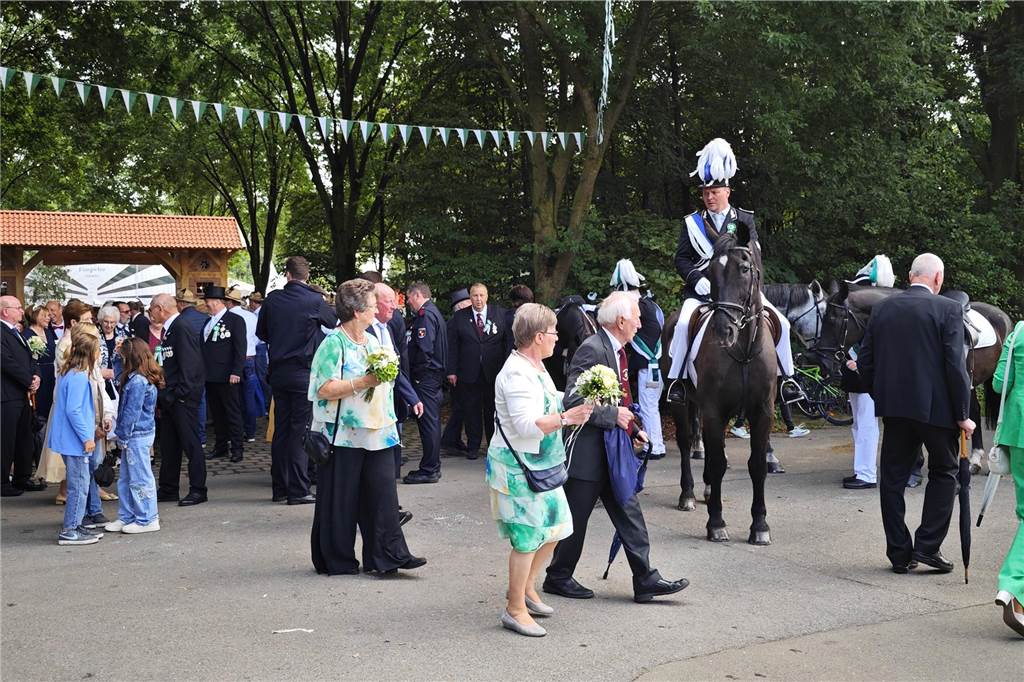 Viele befreundete Vereine aus Alstätte und Umgebung sind zum Jubiläum des Schützenvereins Schmäinghook gekommen. Alleine 15 Kutschen fuhren durch den Ort.