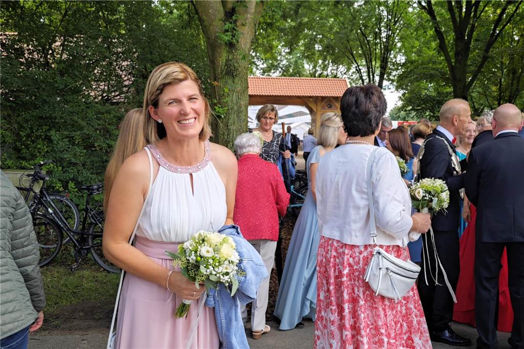 Viele befreundete Vereine aus Alstätte und Umgebung sind zum Jubiläum des Schützenvereins Schmäinghook gekommen. Alleine 15 Kutschen fuhren durch den Ort.