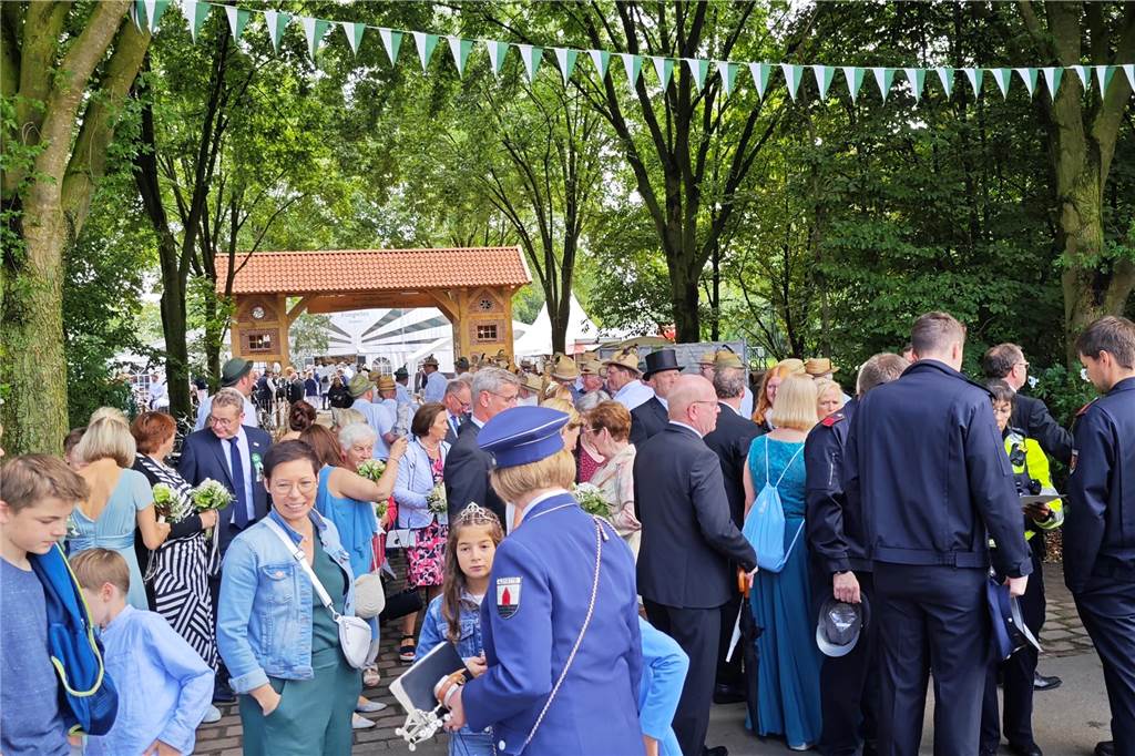 Viele befreundete Vereine aus Alstätte und Umgebung sind zum Jubiläum des Schützenvereins Schmäinghook gekommen. Alleine 15 Kutschen fuhren durch den Ort.