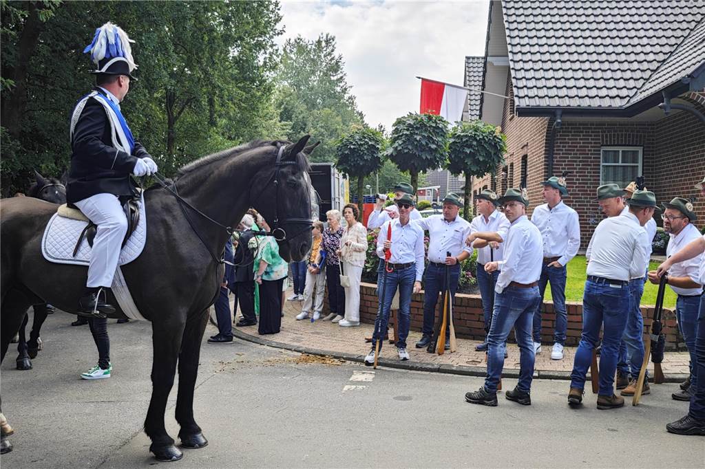 Viele befreundete Vereine aus Alstätte und Umgebung sind zum Jubiläum des Schützenvereins Schmäinghook gekommen. Alleine 15 Kutschen fuhren durch den Ort.