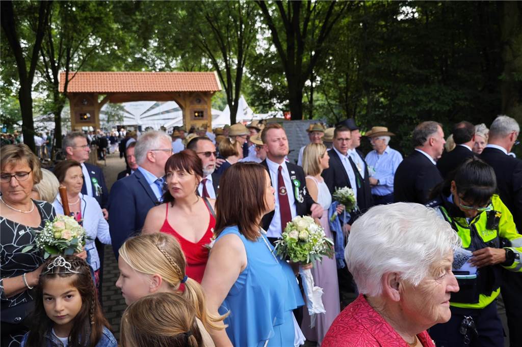 Viele befreundete Vereine aus Alstätte und Umgebung sind zum Jubiläum des Schützenvereins Schmäinghook gekommen. Alleine 15 Kutschen fuhren durch den Ort.