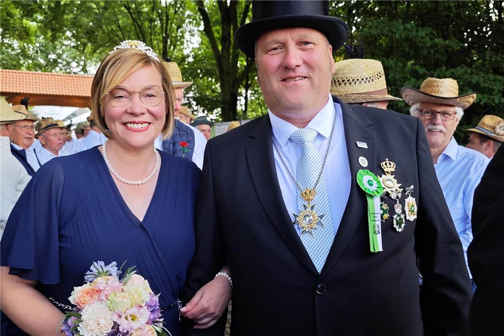 Viele befreundete Vereine aus Alstätte und Umgebung sind zum Jubiläum des Schützenvereins Schmäinghook gekommen. Alleine 15 Kutschen fuhren durch den Ort.