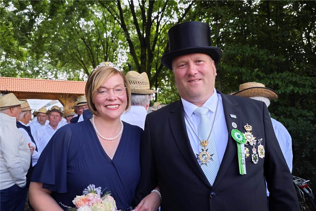 Viele befreundete Vereine aus Alstätte und Umgebung sind zum Jubiläum des Schützenvereins Schmäinghook gekommen. Alleine 15 Kutschen fuhren durch den Ort.