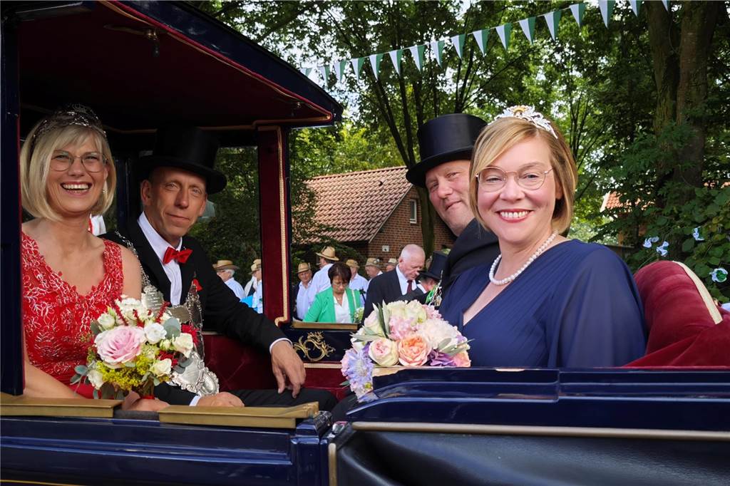 Viele befreundete Vereine aus Alstätte und Umgebung sind zum Jubiläum des Schützenvereins Schmäinghook gekommen. Alleine 15 Kutschen fuhren durch den Ort.
