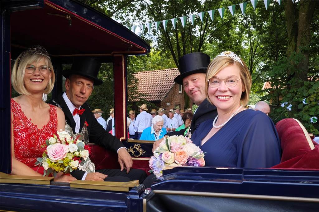Viele befreundete Vereine aus Alstätte und Umgebung sind zum Jubiläum des Schützenvereins Schmäinghook gekommen. Alleine 15 Kutschen fuhren durch den Ort.