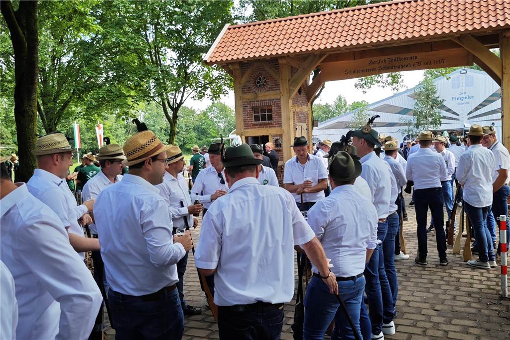 Viele befreundete Vereine aus Alstätte und Umgebung sind zum Jubiläum des Schützenvereins Schmäinghook gekommen. Alleine 15 Kutschen fuhren durch den Ort.