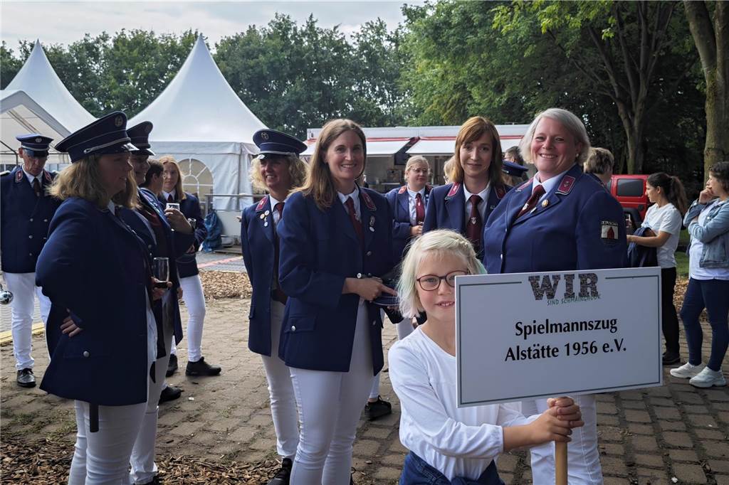 Viele befreundete Vereine aus Alstätte und Umgebung sind zum Jubiläum des Schützenvereins Schmäinghook gekommen. Alleine 15 Kutschen fuhren durch den Ort.