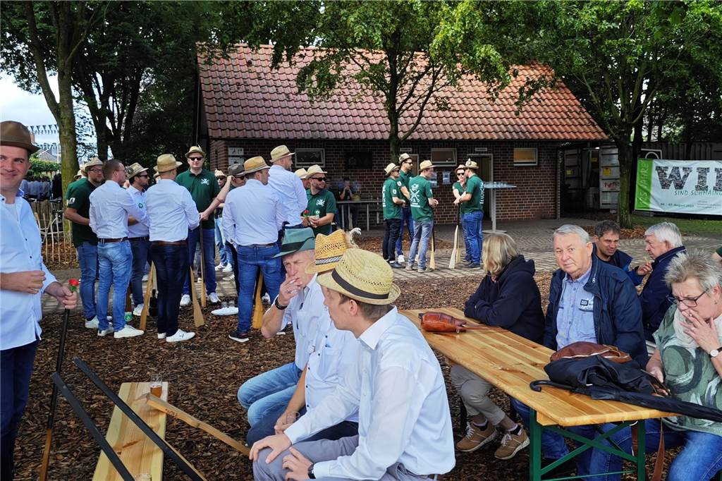 Viele befreundete Vereine aus Alstätte und Umgebung sind zum Jubiläum des Schützenvereins Schmäinghook gekommen. Alleine 15 Kutschen fuhren durch den Ort.