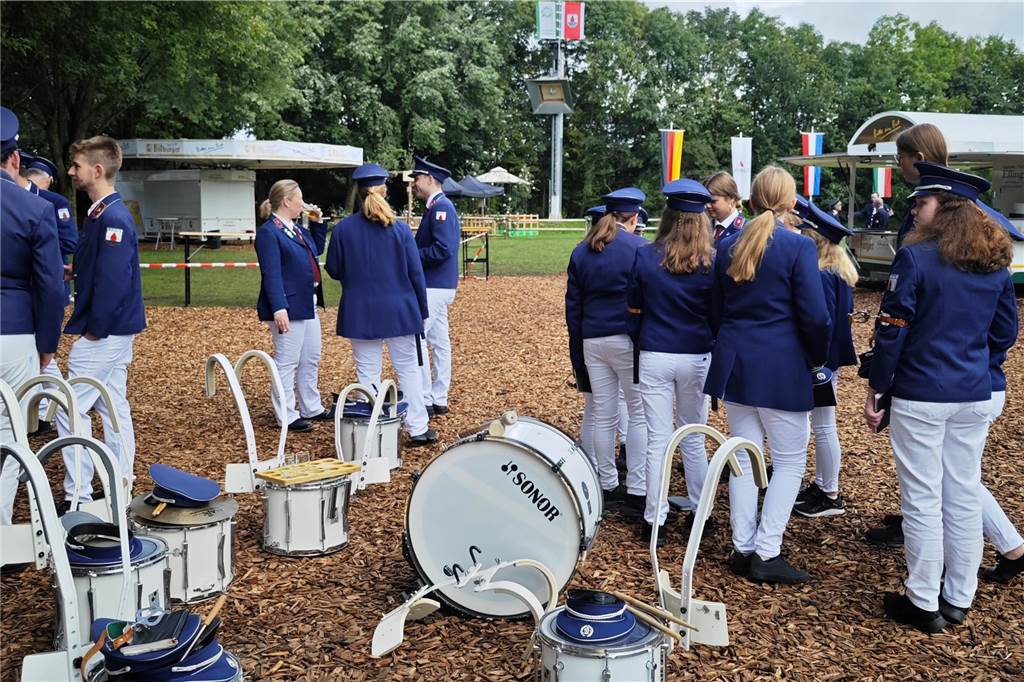 Viele befreundete Vereine aus Alstätte und Umgebung sind zum Jubiläum des Schützenvereins Schmäinghook gekommen. Alleine 15 Kutschen fuhren durch den Ort.