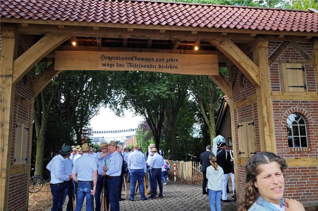 Viele befreundete Vereine aus Alstätte und Umgebung sind zum Jubiläum des Schützenvereins Schmäinghook gekommen. Alleine 15 Kutschen fuhren durch den Ort.